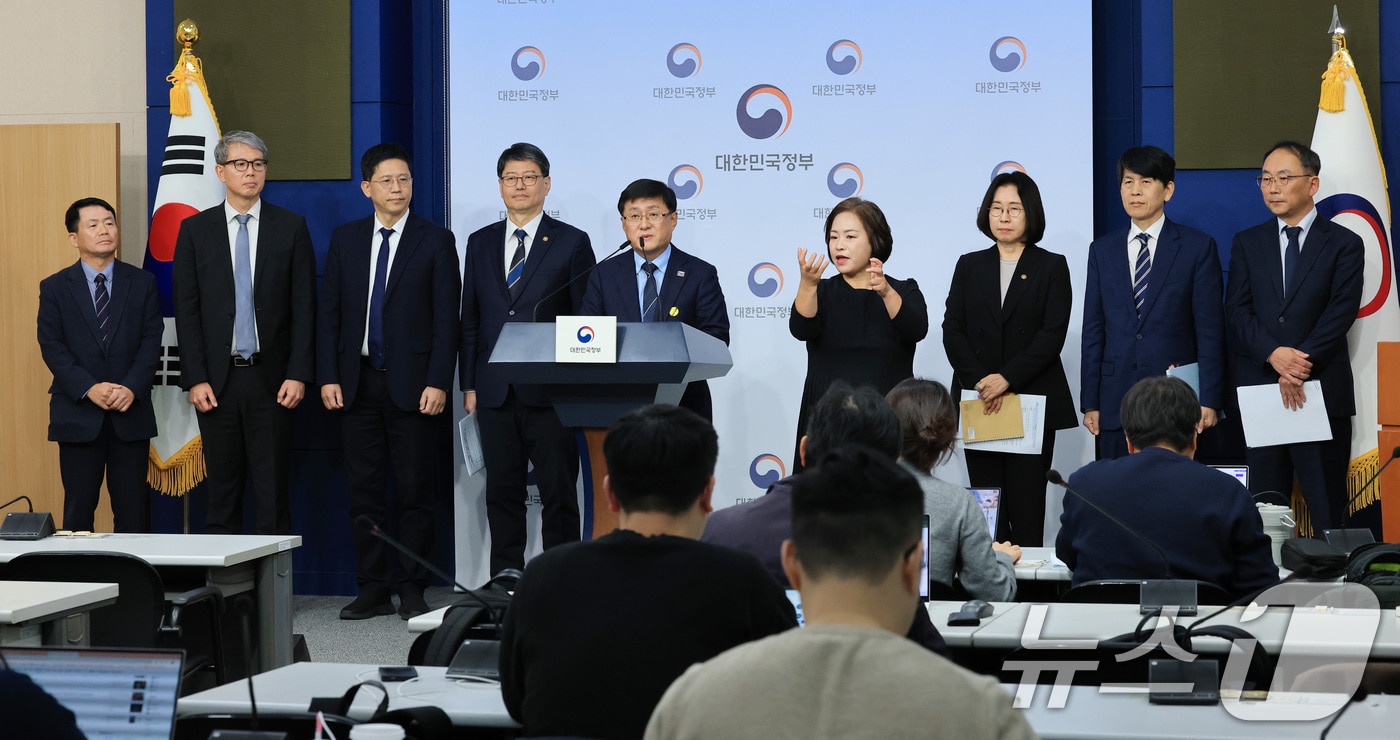 김성환 기후에너지환경부 장관이 서울 종로구 정부서울청사 별관 브리핑실에서 2035 국가온실가스 감축목표 및 제4차 계획기간 배출권 할당계획을 발표하고 있다. 2025.11.10 ⓒ 뉴스1 임세영 기자