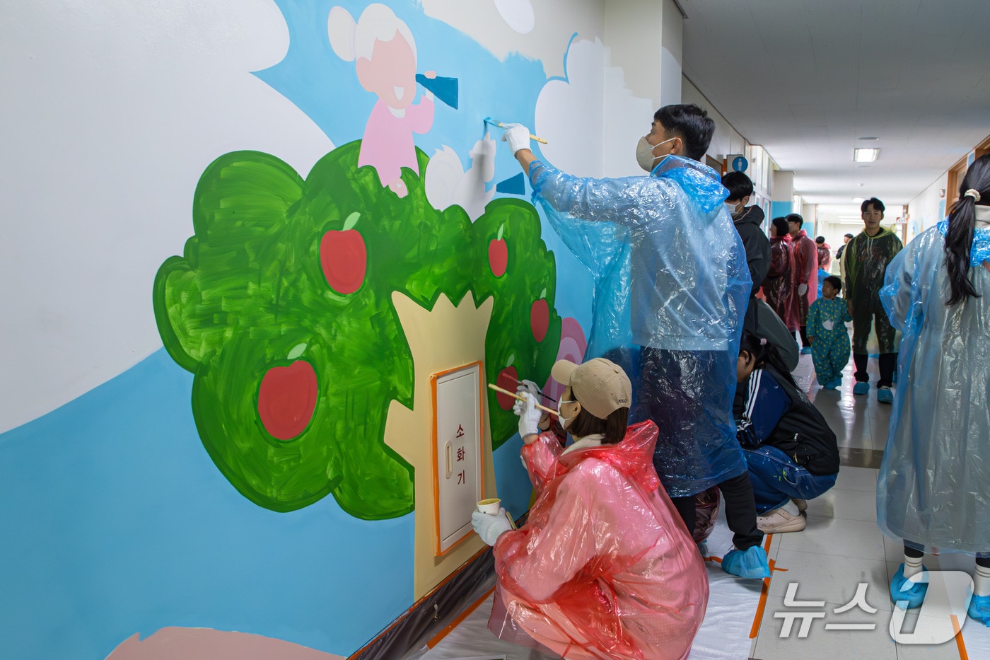 한국타이어 임직원들이 ‘가족과 함께하는 벽화 그리기’ 봉사활동을 하고 있다.(한국타이어 제공. 재판매 및 DB금지)/뉴스1