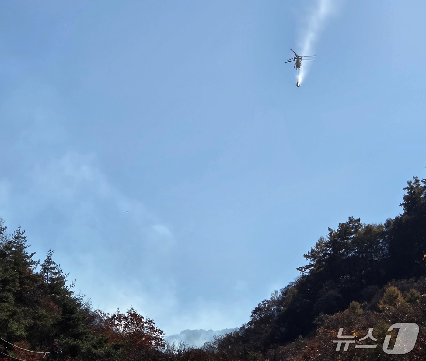 10일 오전 충북 괴산군에서 산불이 발생해 헬기가 진화작업을 벌이고 있다.(괴산소방서 제공, 재판매 및 DB금지)/뉴스1