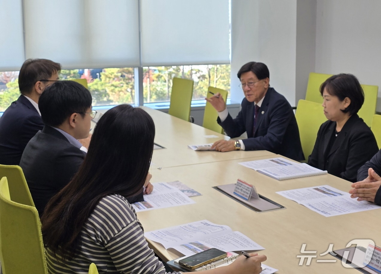 정종복 기장군수가 국토교통부 관계자와 면담을 갖고 KTX-이음 정차역 유치를 건의하고 있다.(기장군 제공. 재판매 및 DB금지)