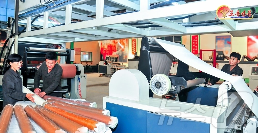 &#40;평양 노동신문=뉴스1&#41; = 북한 노동당 노동신문은 11일 &#34;질좋은 건재품을 생산하기 위해 노력하고 있다&#34;라며 평양수지건재공장을 조명했다. [국내에서만 사용가능. 재배포 금지. DB 금지. For Use Only in the Republic of Korea. Redistribution Prohibited] rodongphoto@news1.kr