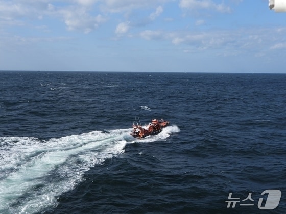 수색작업 벌이는 군산해경(군산해경 제공).2025.11.10/뉴스1