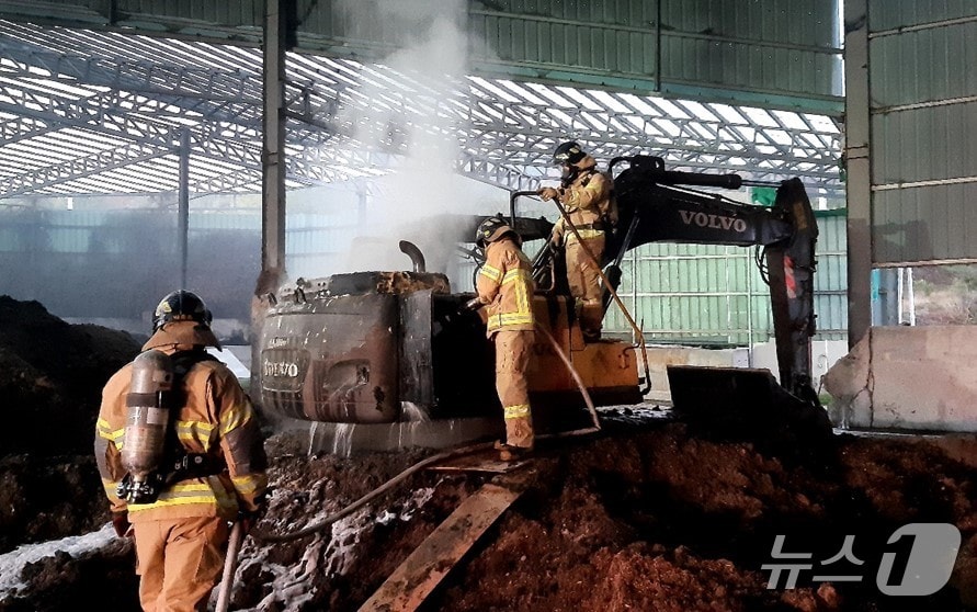 10일 오후 5시쯤 경북 영천시 대창면의 퇴비 창고에서 운행 중이던 굴삭기에 불이나 소방대원들이 진화하고 있다.(경북소방본부 제공. 재판매 및 DB 금지)2025.11.11/뉴스1