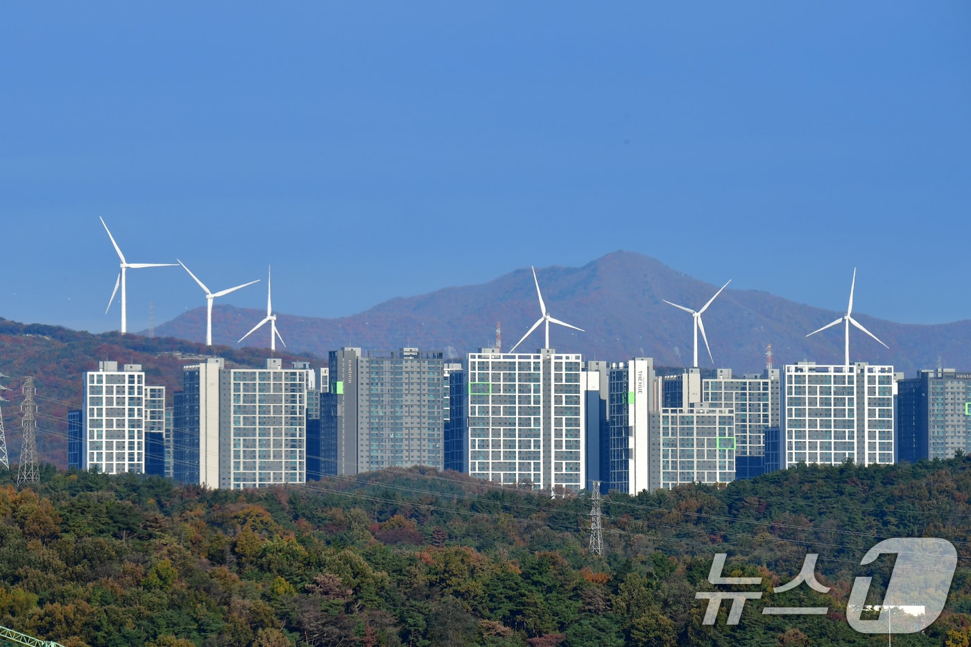 11일 오전 경북 포항시 북구 흥해읍 아파트 단지 뒤로 보이는 풍력발전기가 불어오는 가을 바람에 발전을 하고 있다. 2025.11.11/뉴스1 ⓒ News1 최창호 기자