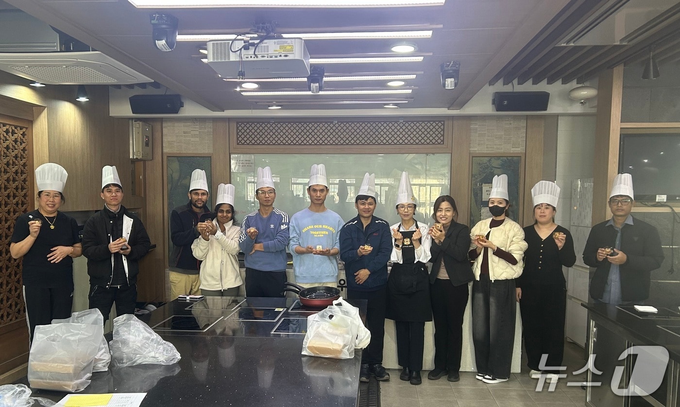 ‘K-Dessert 체험 프로그램’ 모습&#40;우송정보대 제공.재판매 및 DB 금지&#41;/뉴스1