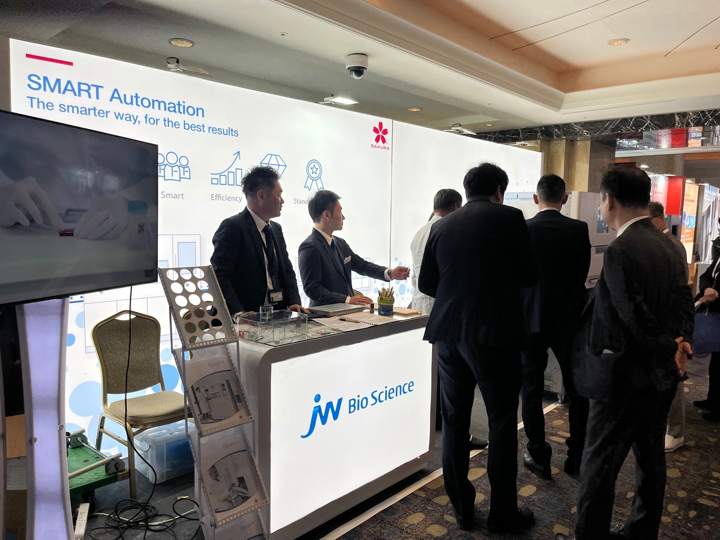  JW바이오사이언스는 지난달 30일부터 2일간 롯데호텔서울에서 열린 대한병리학회 국제학술대회(KSP 2025)에서 연속 자동 포매(embedding) 시스템 'Tissue-Tek AutoTEC a120'을 전시했다. 관람객들이 JW바이오사이언스 부스에서 'Tissue-Tek AutoTEC a120' 시연을 참관하고 있다. (JW홀딩스 제공)