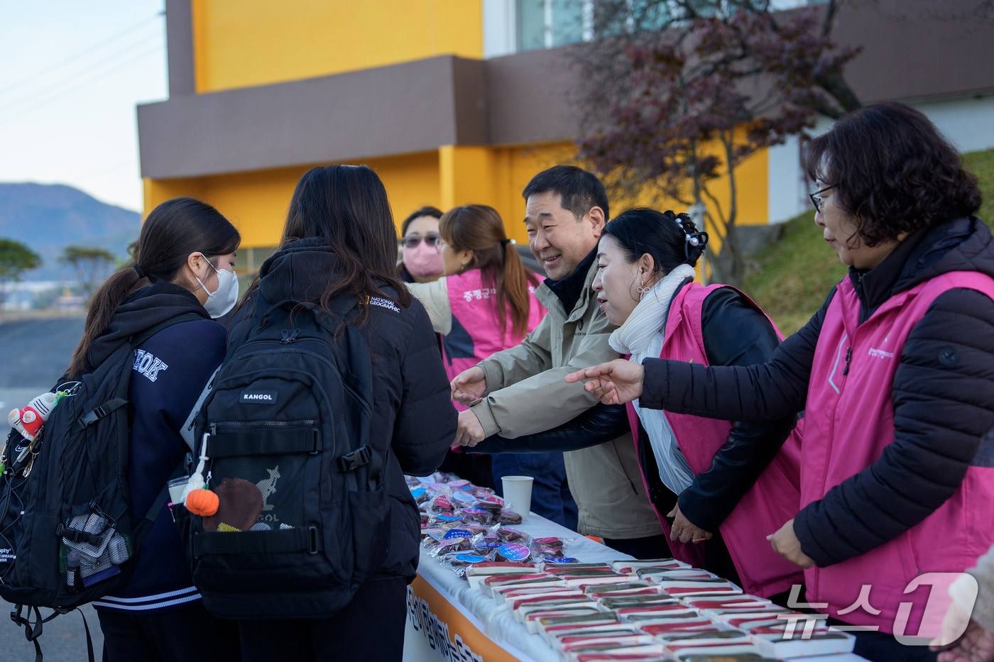 이재영 충북 증평군수와 증평군여성단체협의회 회원들이 11일 아침 등교하는 형석고등학교 학생들에게 사랑빵을 나눠주고 있다.(증평군 제공, 재판매 및 DB금지)/뉴스1