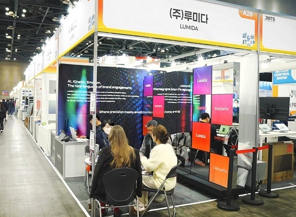 루미다, 디지털마케팅테크쇼2025서 '참여형 키네틱 미디어' 선보여 - 뉴스 썸네일 이미지