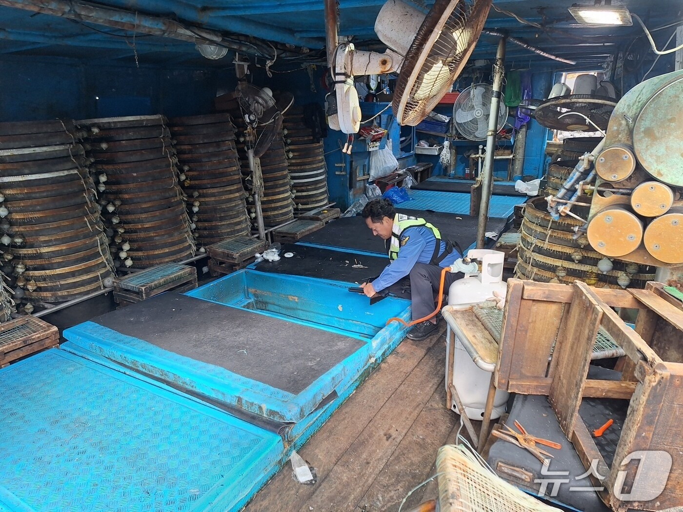 11일 오전 가스폭발 사고가 난 어선 A호.(제주도소방안전본부 제공. 재판매 및 DB 금지)