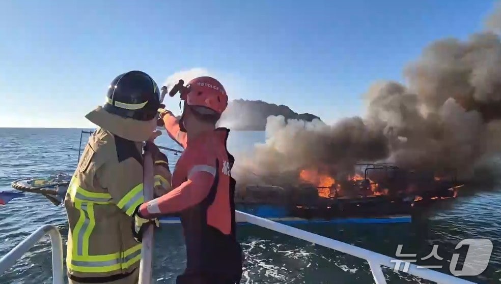 태안 해경 선박 화재를 진압 중인 모습. &#40;태안해경 제공, 재판매 및 DB금지&#41; / 뉴스1