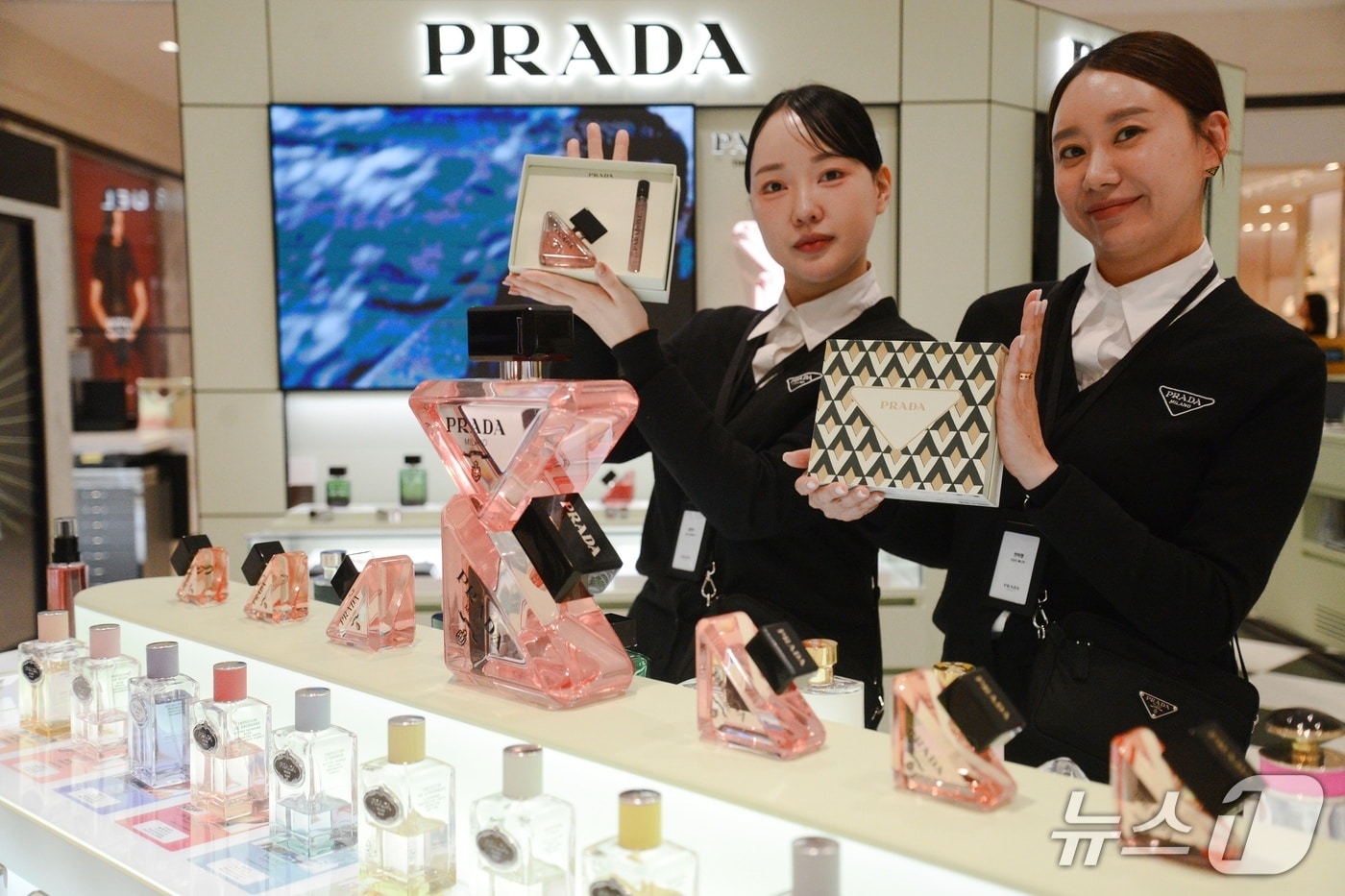 롯데백화점 부산본점 관계자들이 프라다 뷰티 제품을 소개하고 있다.(롯데백화점 부산본점 제공. 재판매 및 DB 금지)