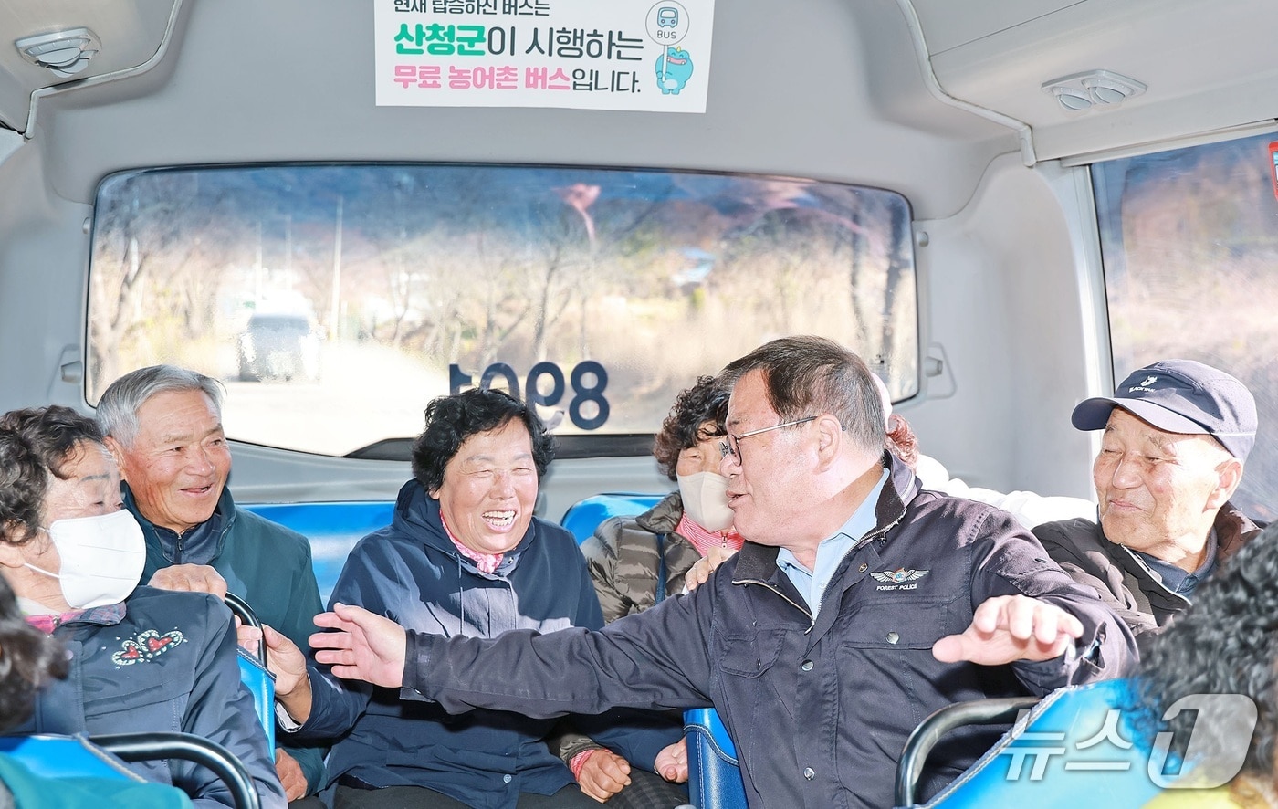 이승화 산청군수가 11일 농어촌버스 전면 무료화 시행 현장을 점검하고 있다(산청군 제공. 재판매 및 DB금지). 2025.11.11