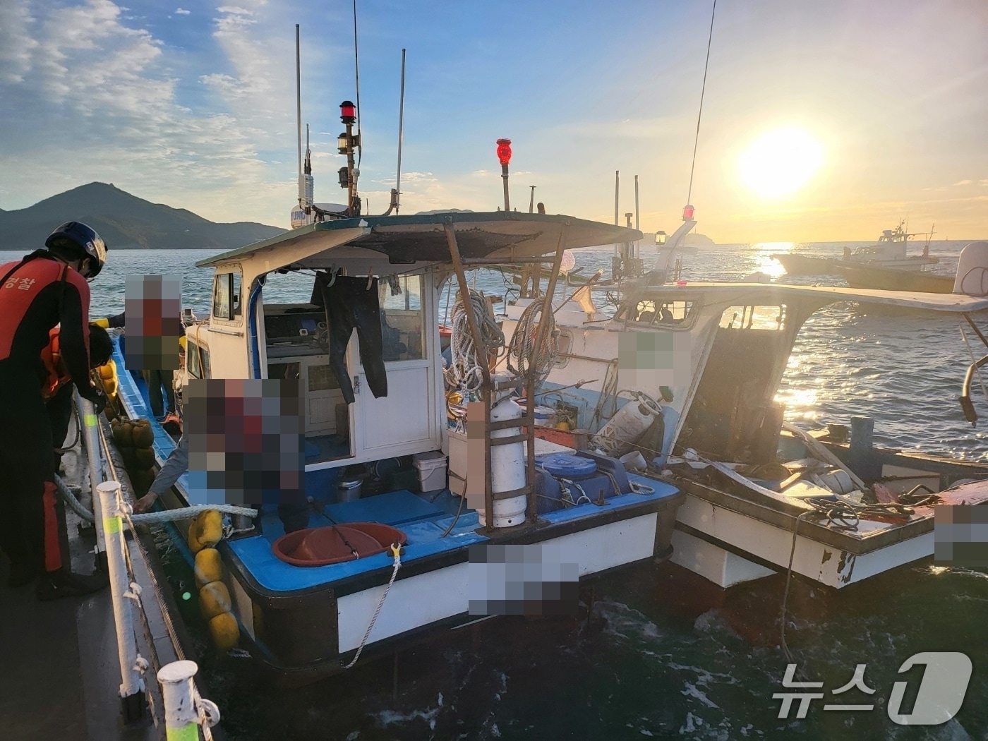 11일 오전 7시7분쯤 부산 강서구 거가대교 인근 해상에서 충돌한 2톤급 연안복합어선 A 호와 4톤급 잠수기어선 B 호.(창원해경 제공. 재판매 및 DB금지)
