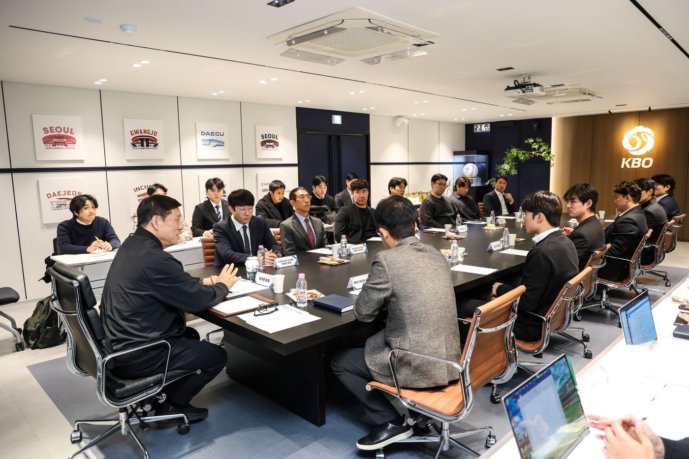 KBO와 한국프로야구선수협회가 10일 만나 프로야구 전반 현안을 논의했다. (KBO 제공)