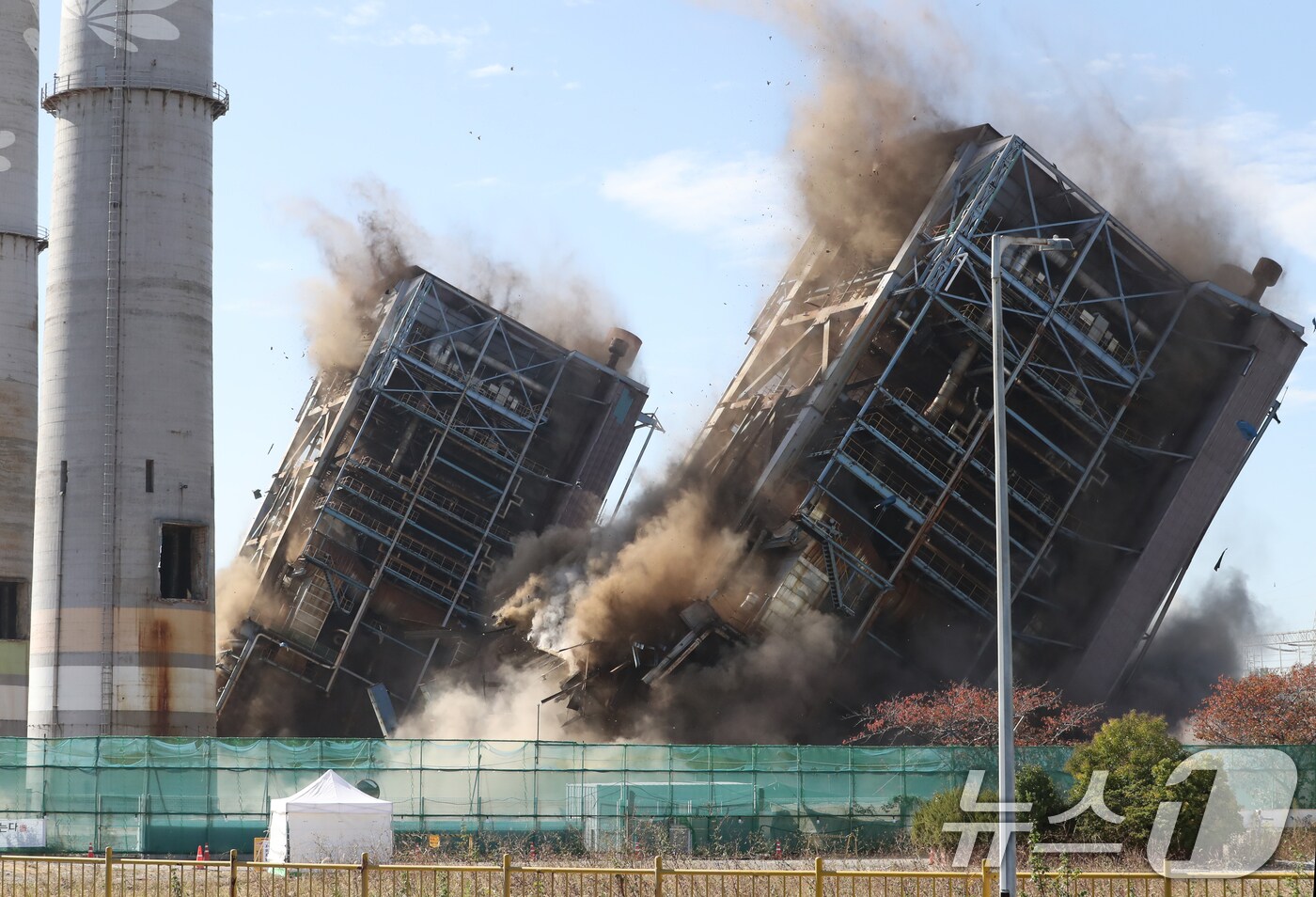 11일 오전 한국동서발전 울산화력본부에서 보일러 타워 4·6호기가 폭파되고 있다. ⓒ News1 조민주 기자