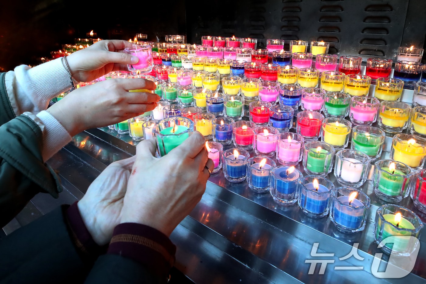 2026학년도 대학수학능력시험을 이틀 앞둔 11일 오전 대구 중구 남산동 천주교 대구대교구청 성모당에서 열린 '수험생 응원 미사'를 찾은 학부모들이 수험생 자녀를 위해 기도하는 마음으로 촛불을 밝히고 있다. (사진은 기사 내용과 무관함) 2025.11.11/뉴스1 ⓒ News1 공정식 기자