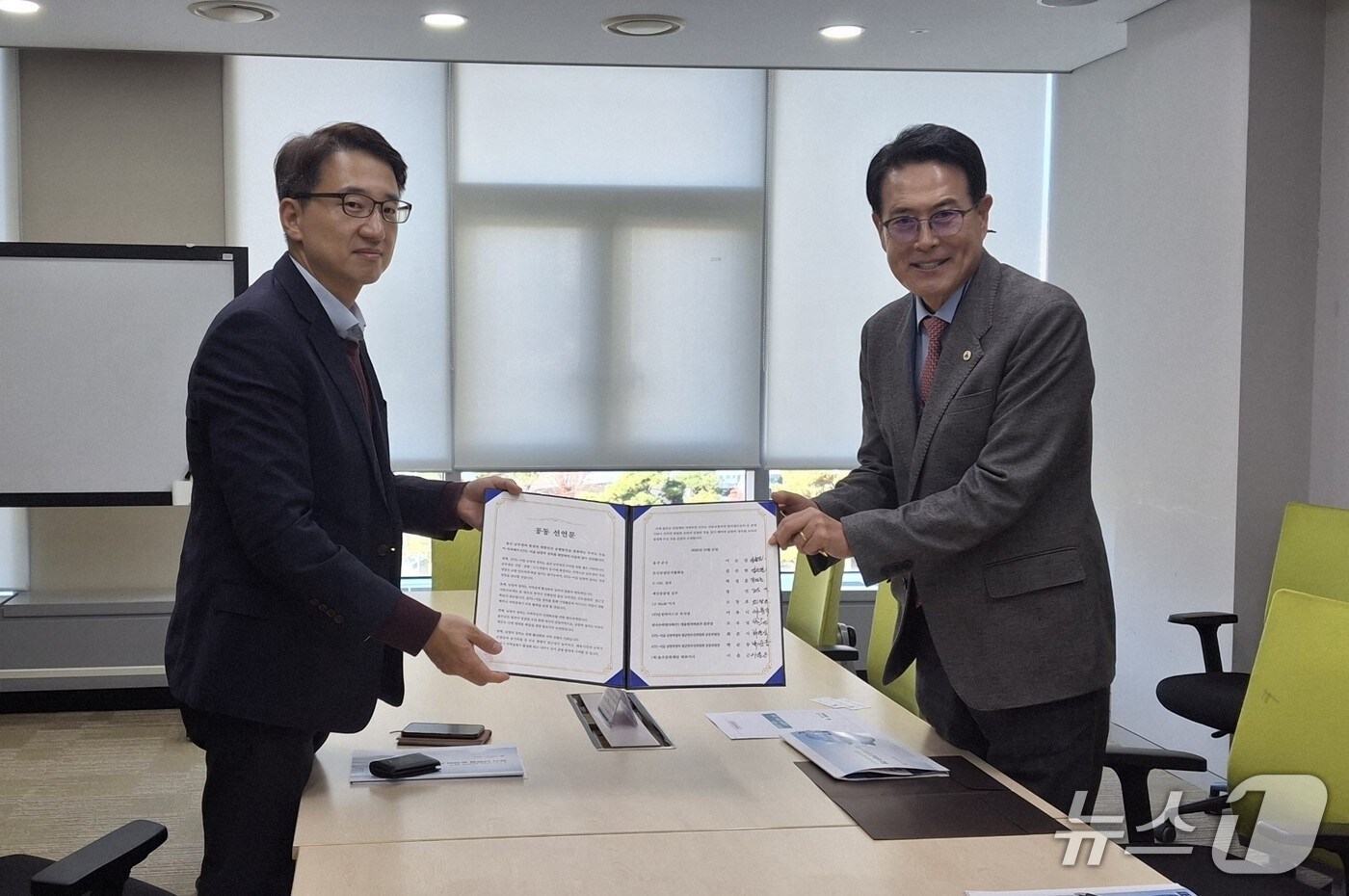 이순걸 울주군수가 11일 국토교통부를 방문해 KTX-이음 남창역 정차를 염원하는 울주군 민·관·기업의 공동선언문을 전달하고, KTX-이음 남창역 정차를 촉구했다.(울주군 제공·재판매 및 DB 금지) /뉴스1