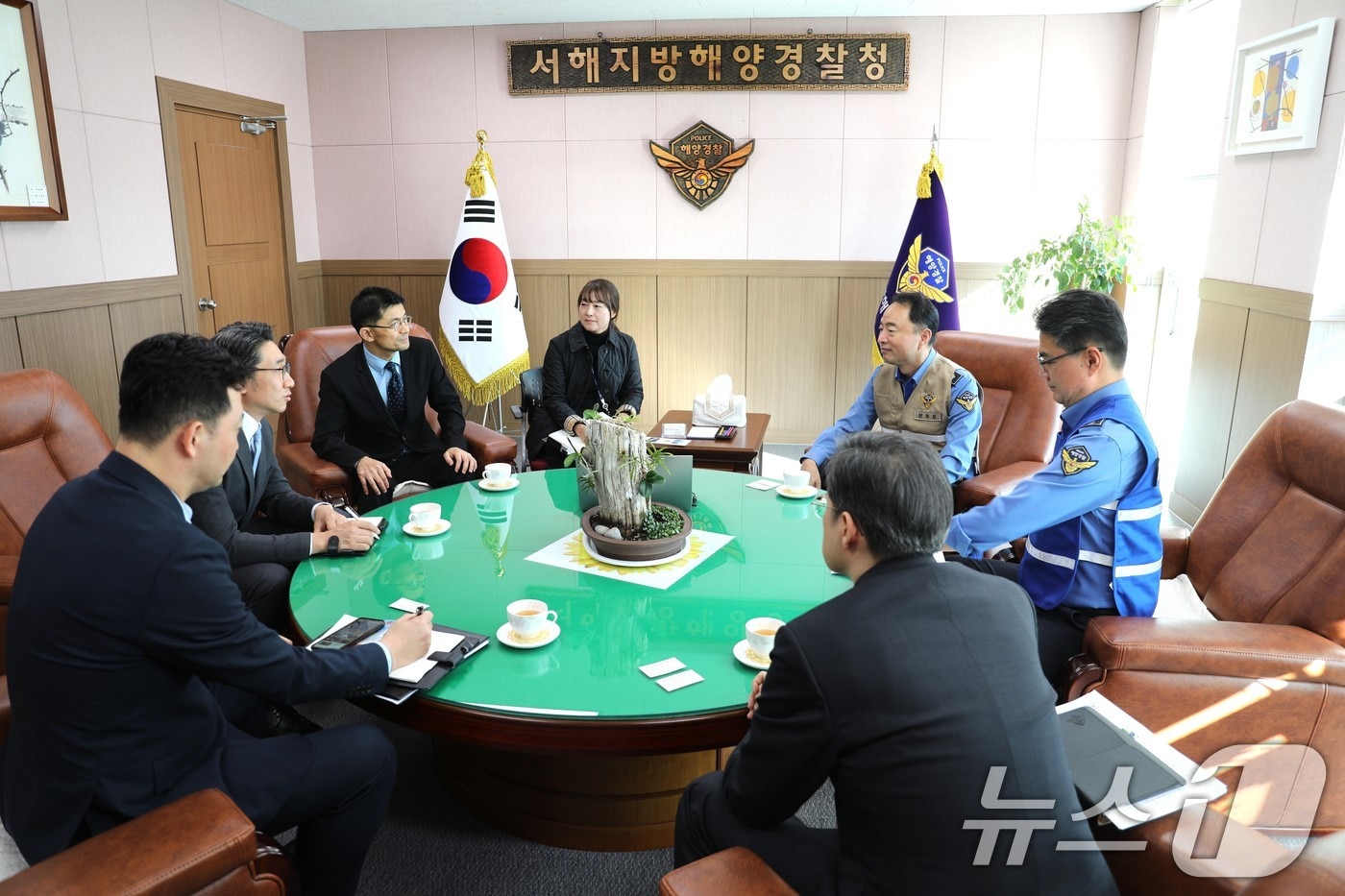 지난 10일 오후 주적화 중국 주광주총영사관 부총영사가 서해해경청을 방문해 중국선원 구조상황을 설명듣고 감사인사를 전하고 있다. (서해해경 제공. 재판매 및 DB 금지) 2025.11.11/뉴스1