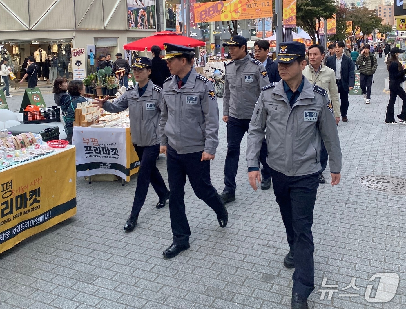 한창훈 인천경찰청장이 순찰을 하고 있다.(인천경찰청 제공. 재배포 및 DB금지)2025.11.11/뉴스1