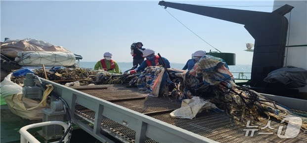 해안가 정화 활동 현장 (인천시 제공.재판매 및 DB금지)