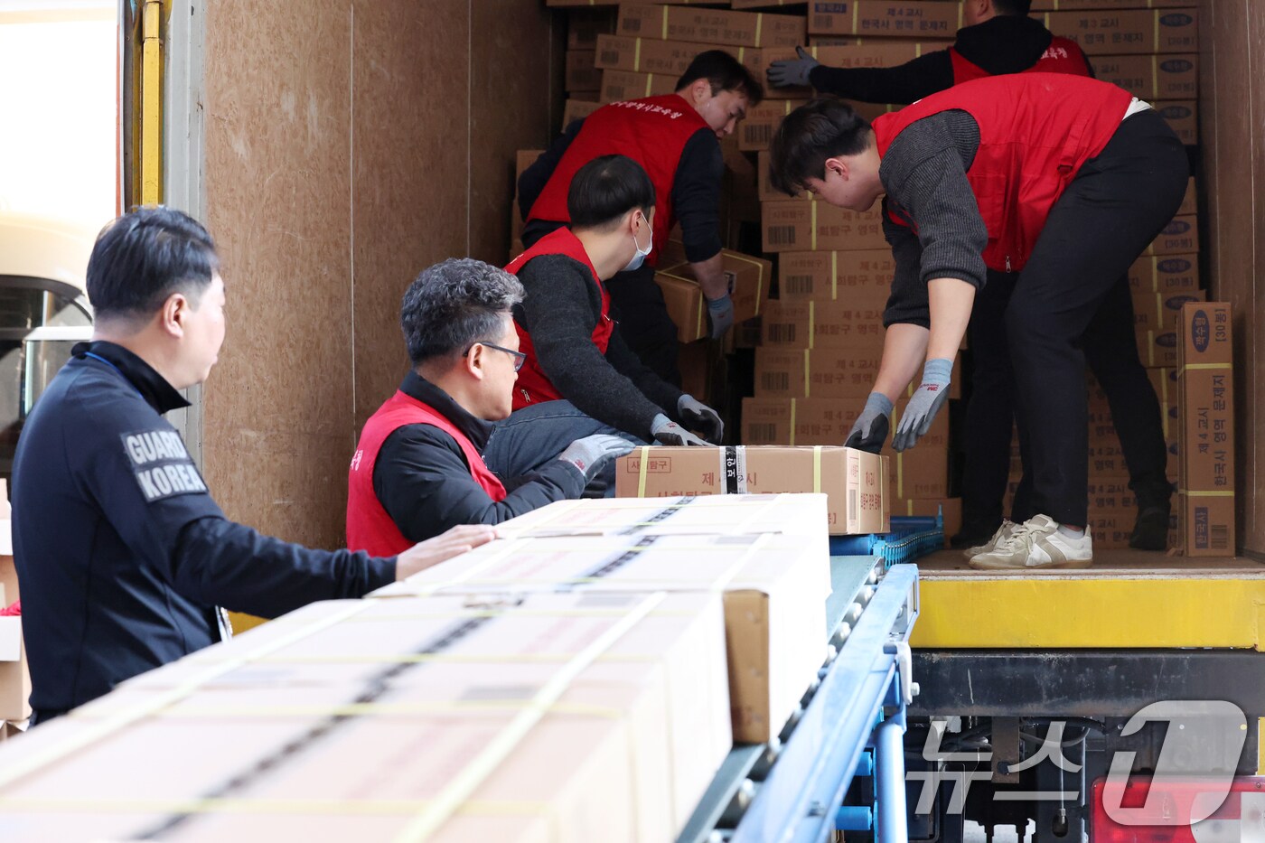 2026학년도 대학수학능력시험을 이틀 앞둔 11일 광주 서구 화정동 광주시교육청에 수능 문제지와 답안지가 도착해 관계자들이 이를 보관 장소로 옮기고 있다. 2025.11.11/뉴스1 ⓒ News1 이승현 기자