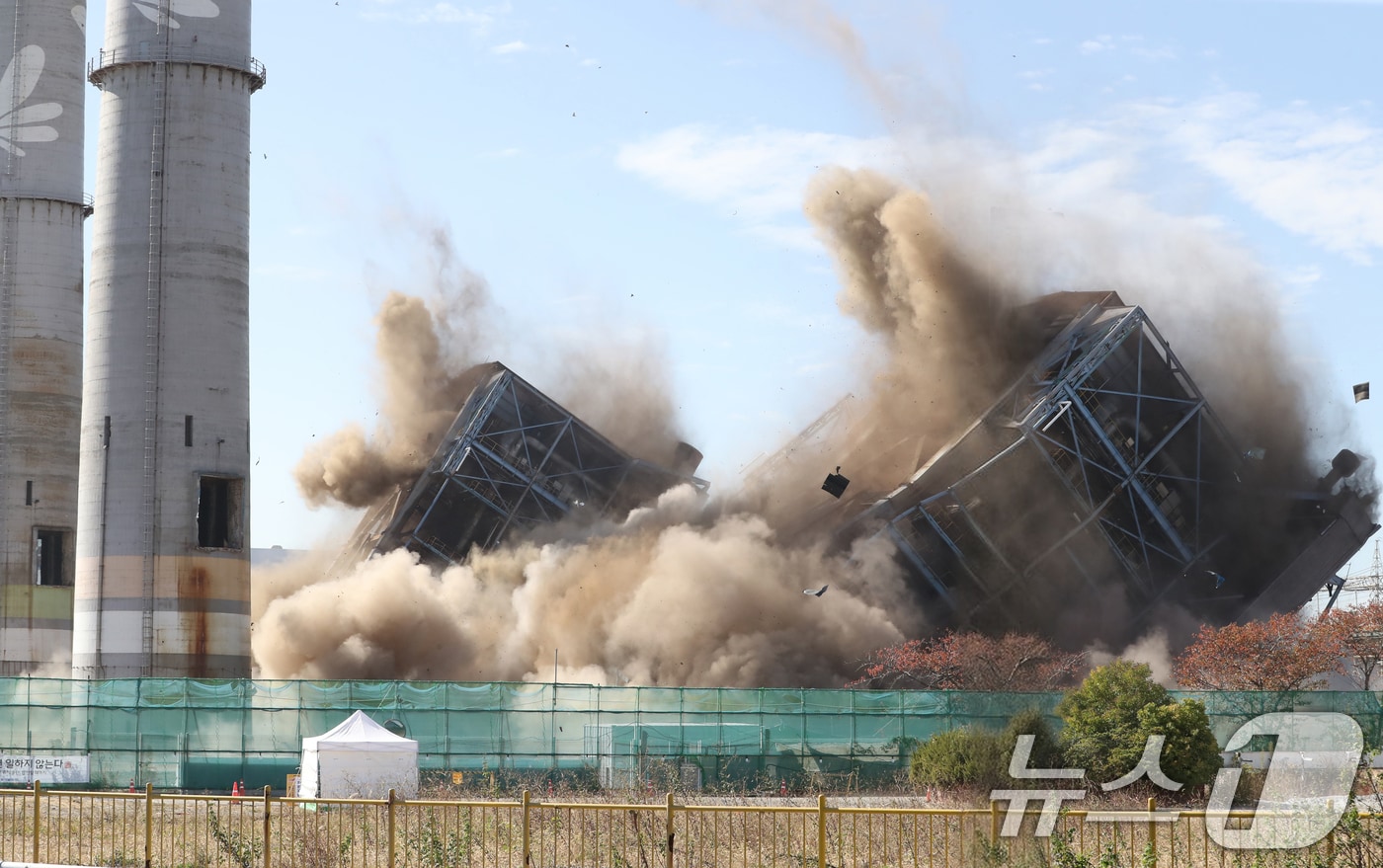 11일 낮 12시 한국동서발전 울산화력발전소 사고 현장에서 보일러 타워 4·6호기 발파 해체 작업이 진행되고 있다. 2025.11.11/뉴스1 ⓒ News1 조민주 기자