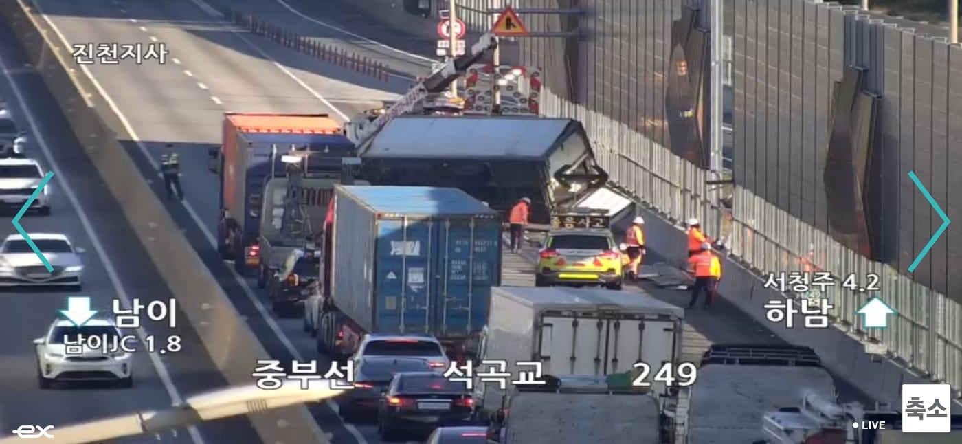 중부고속도로 사고 현장 모습.(한국도로공사 제공. 재판매 및 DB금지)/뉴스1