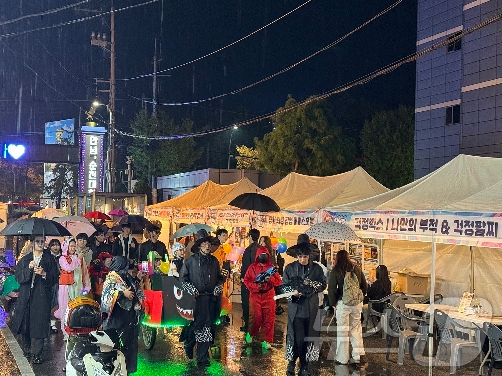 올해 순천 올랑가 부캐 페스타가 15일 원도심 일대에서 열린다. 지난해 부캐 페스타 퍼레이드 모습. (순천시 제공. 재판매 및 DB금지) 2025.11.11/뉴스1 ⓒ News1 김성준 기자