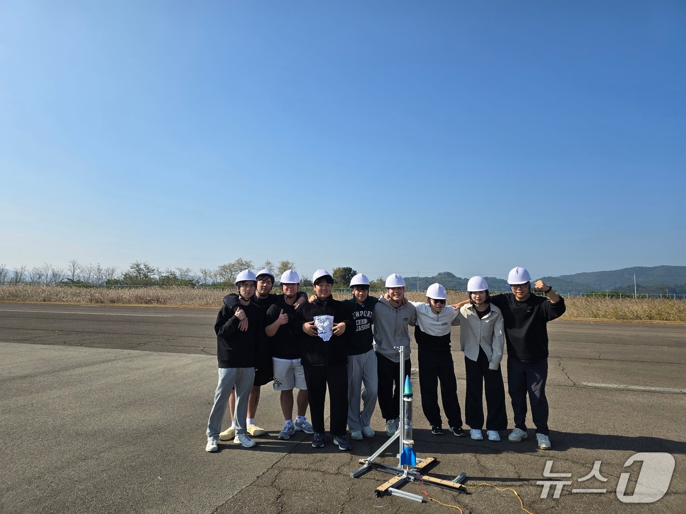 한국항공우주연구원 국가종합비행성능시험장에서 직접 제작한 고체연료 로켓을 발사하는데 성공한 강원과학고등학교 학생들.(강원도교육청 제공, 재판매 및 DB금지)