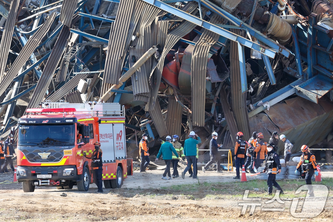 11일 오후 울산화력발전소 보일러 타워 5호기 붕괴 사고 현장에서 4·6호기의 발파 해체가 끝난 뒤 중앙사고수습본부&#40;중수본&#41;, 소방당국이 현장을 살피고 있다. 2025.11.11/뉴스1 ⓒ News1 안은나 기자
