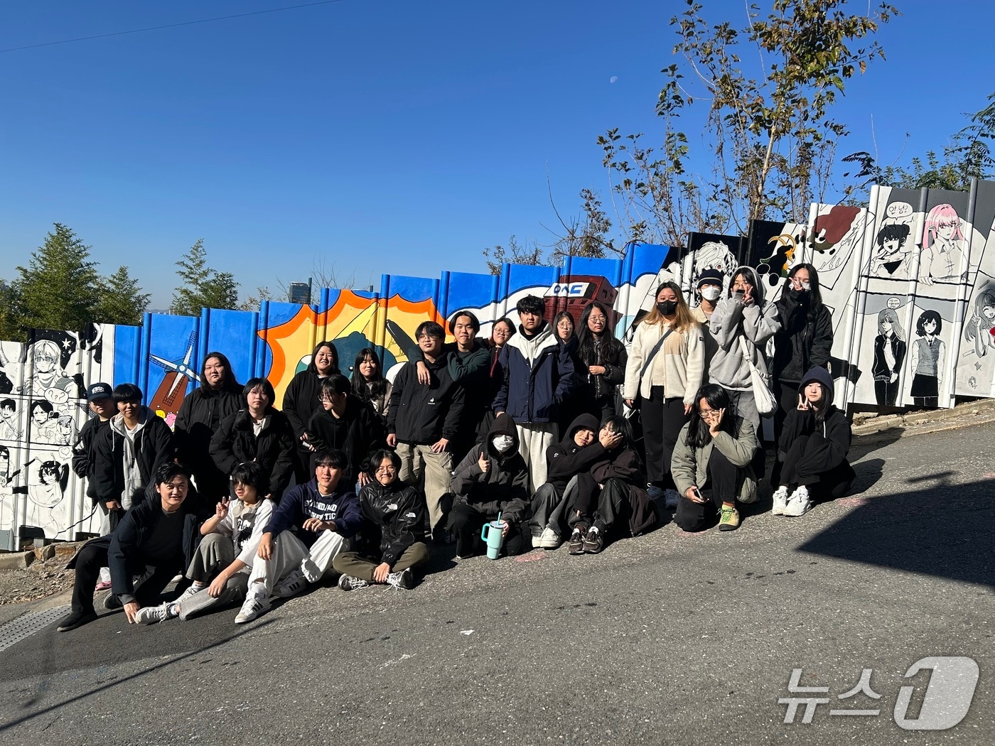 우송정보대학 만화웹툰과 학생들이 대동 하늘공원의 회색 철제 가림막을 상상력이 가득한 웹툰 벽화로 탈바꿈시켰다. (우송정보대학 제공.재판매 및 DB금지)/뉴스1