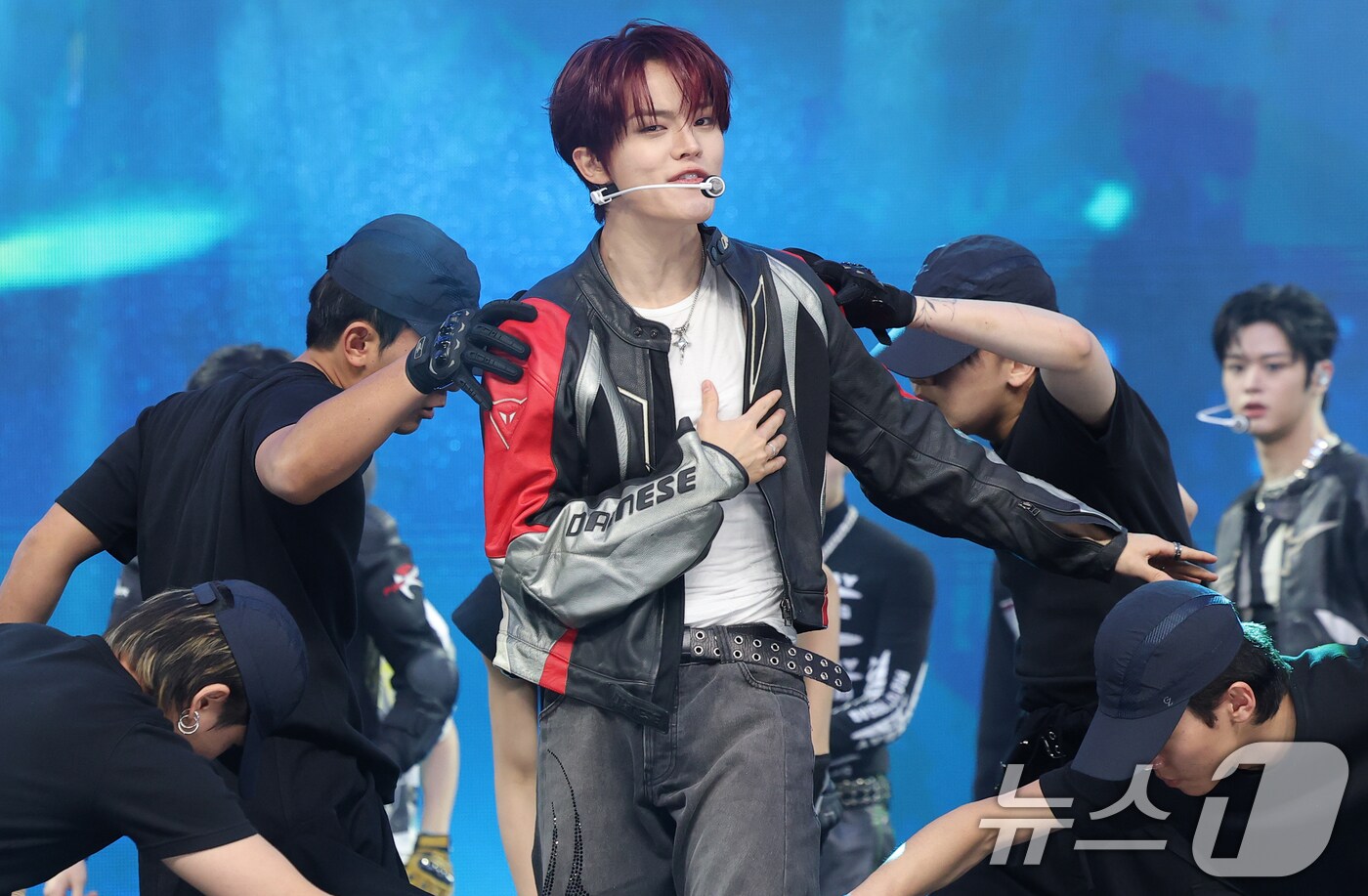 그룹 클로즈 유어 아이즈(CLOSE YOUR EYES)의 전민욱이 11일 서울 강서구 SBS 공개홀에서 열린 미니 3집 'blackout(블랙아웃)' 발매 쇼케이스에서 타이틀곡 'X‘를 선보이고 있다. 2025.11.11/뉴스1 ⓒ News1 권현진 기자