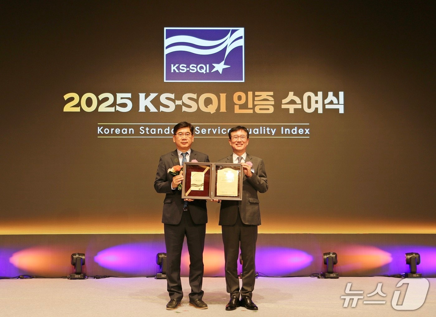 11일 2025 한국서비스품질지수(KS-SQI) 인증 수여식에서 송명익 에어부산 영업본부장(왼쪽)과 문동민 한국표준협회 회장이 기념 촬영을 하고 있다.(에어부산 제공. 재판매 및 DB 금지)