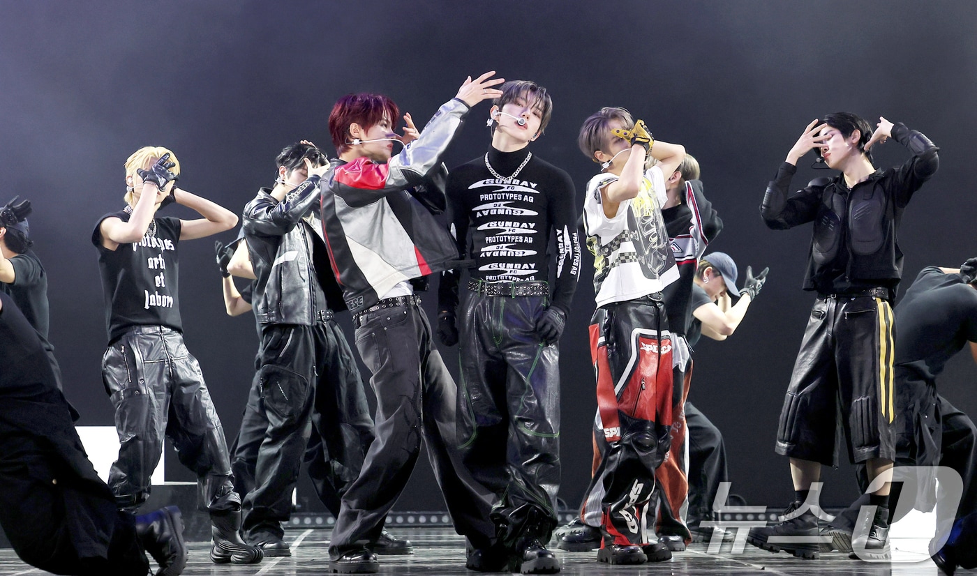 그룹 클로즈 유어 아이즈(CLOSE YOUR EYES)가 11일 서울 강서구 SBS 공개홀에서 열린 미니 3집 'blackout(블랙아웃)' 발매 쇼케이스에서 타이틀곡 'X‘를 선보이고 있다. 2025.11.11/뉴스1 ⓒ News1 권현진 기자