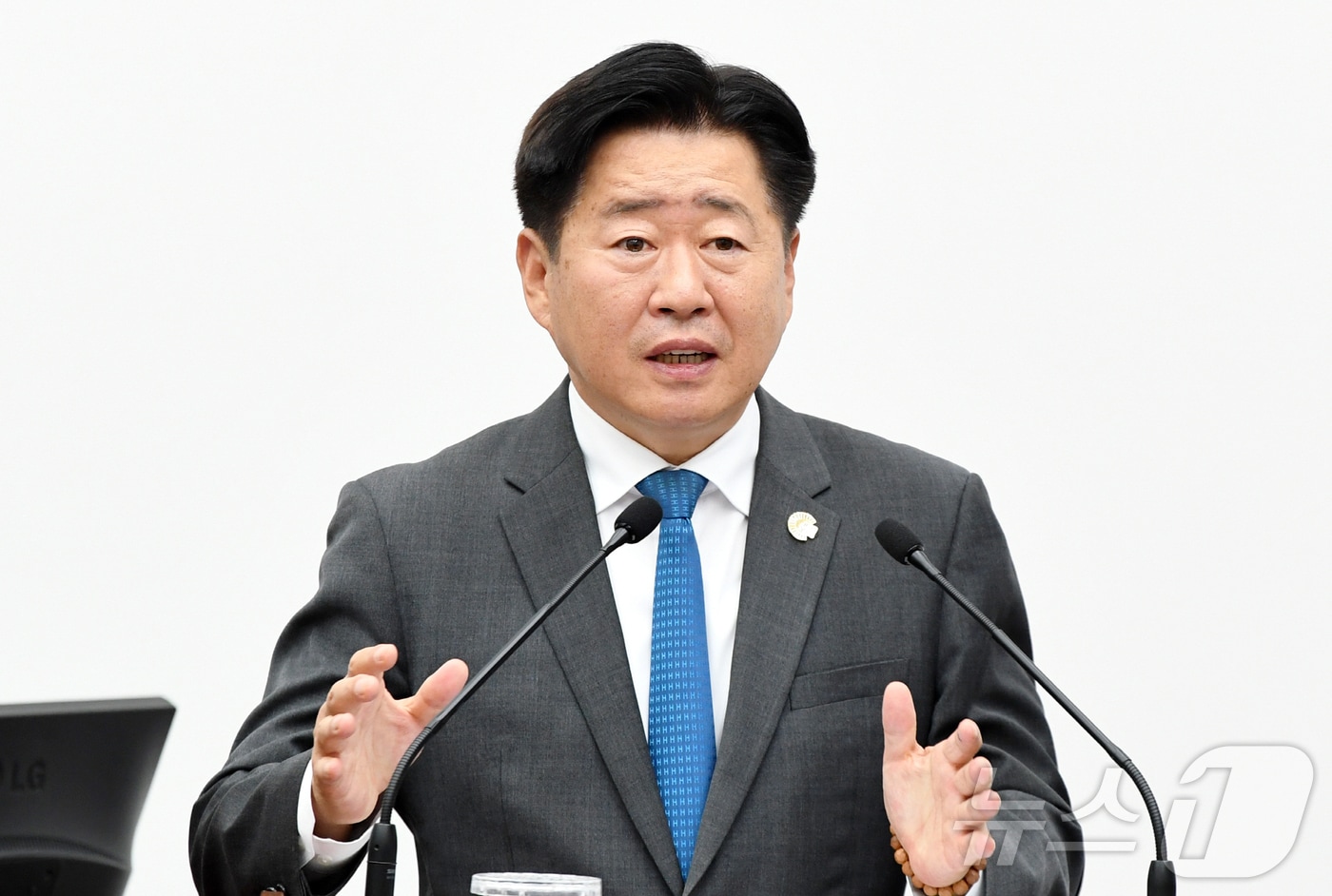 오영훈 제주특별자치도지사가 11일 제주 의회에서 열린 제444회 도의회 제2차 정례회 제1차 본회의에서 의원들의 도정질문에 답변하고 있다.(제주특별자치도의회 제공, 재판매 및 DB 금지) 2025.11.11/뉴스1 ⓒ News1 오미란 기자