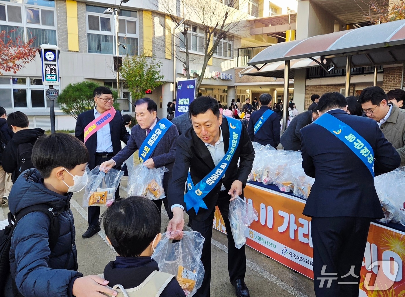 11일 홍성 한울초등학교에서 열린 충남세종농협·충남교육청 ''아침밥 먹기 캠페인 모습. (충남세종농협 제공, 재판매 및 DB금지) / 뉴스1