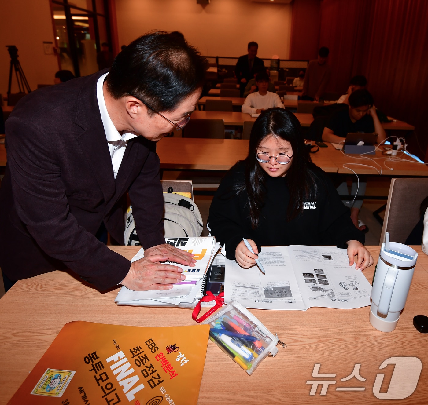 임종식 경북교육감이 11일 포항 라한호텔에서 수능시험을 준비 중인 울릉고 학생들을 찾아 격려했다. 2025.11.11/뉴스1 ⓒ News1 최창호 기자