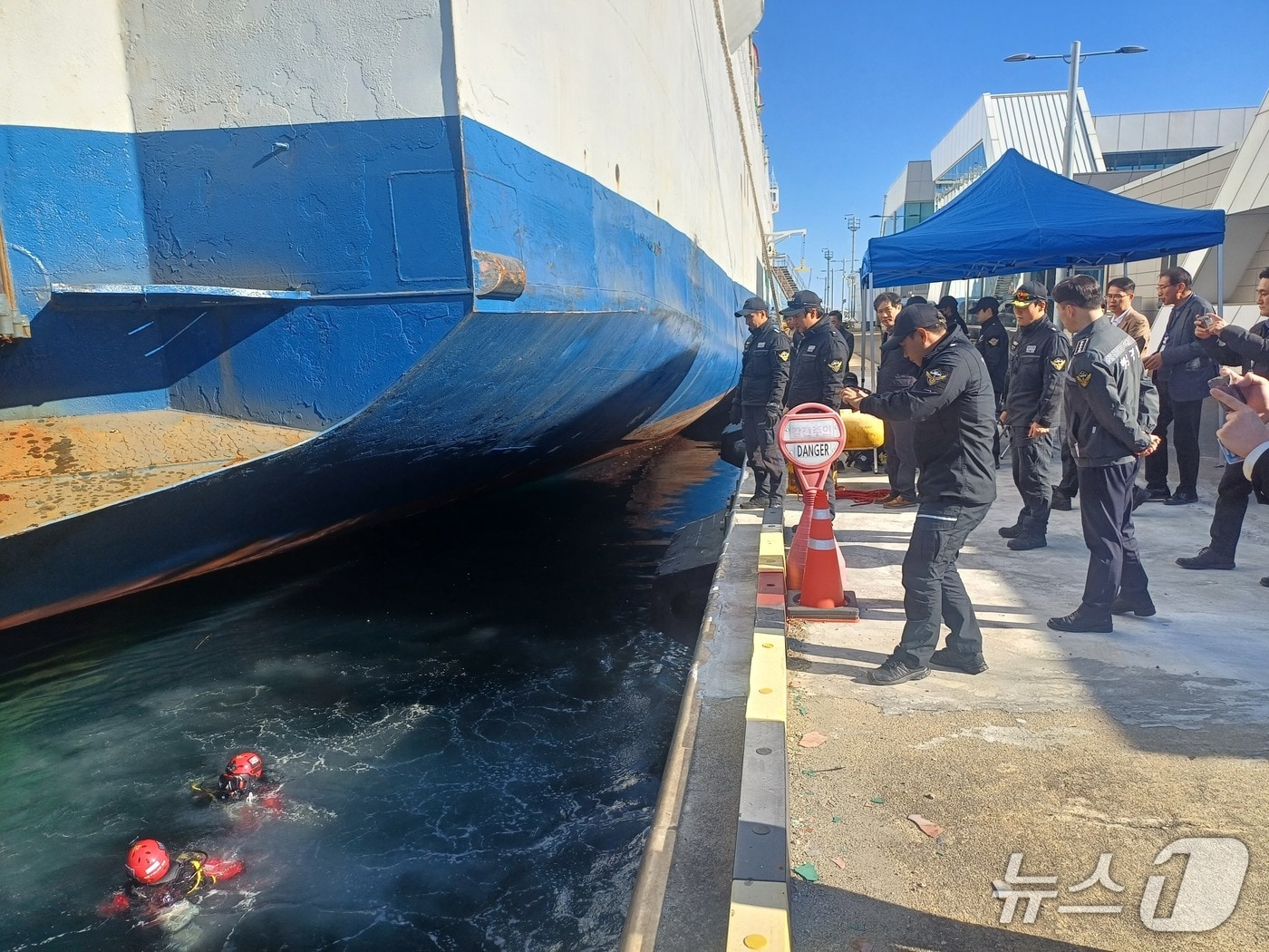 속초해경, 속초항 정박 카페리 선저검사.(속초해경 제공, 재판매 및 DB 금지) 2025.11.11/뉴스1