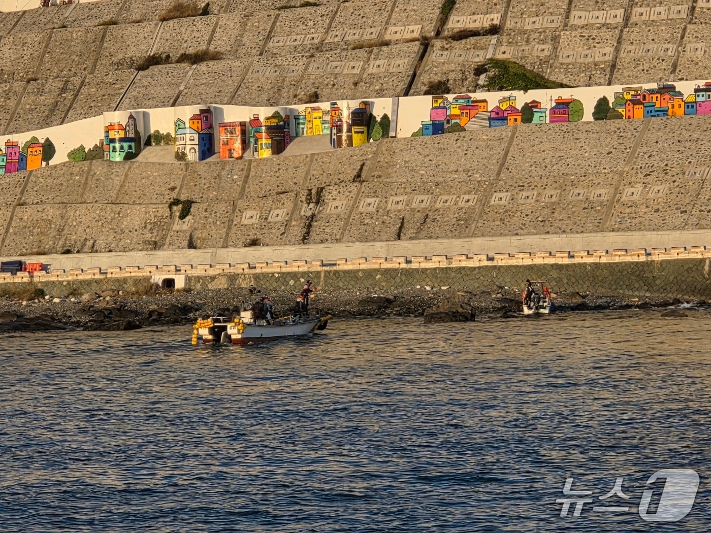 부산 영도구 해상서 좌초된 모터보트.(부산해경 제공. 재판매 및 DB 금지)