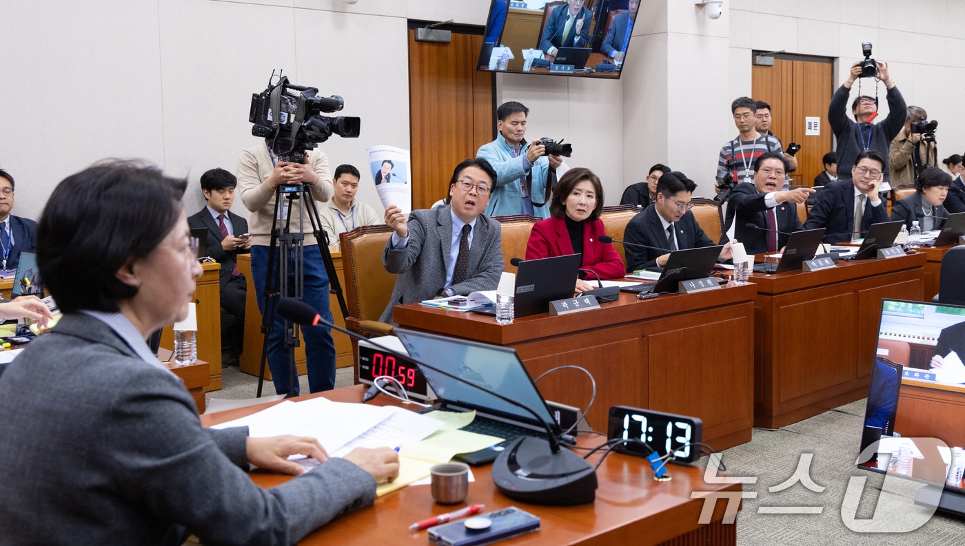 11일 서울 여의도 국회에서 열린 제429회국회(정기회) 법제사법위원회 제13차 전체회의에서 국민의힘 위원들이 대장동 사건 항소 포기 관련 현안질의 및 증인 채택 등에 대해 항의하고 있다. 2025.11.11/뉴스1 ⓒ News1 이승배 기자