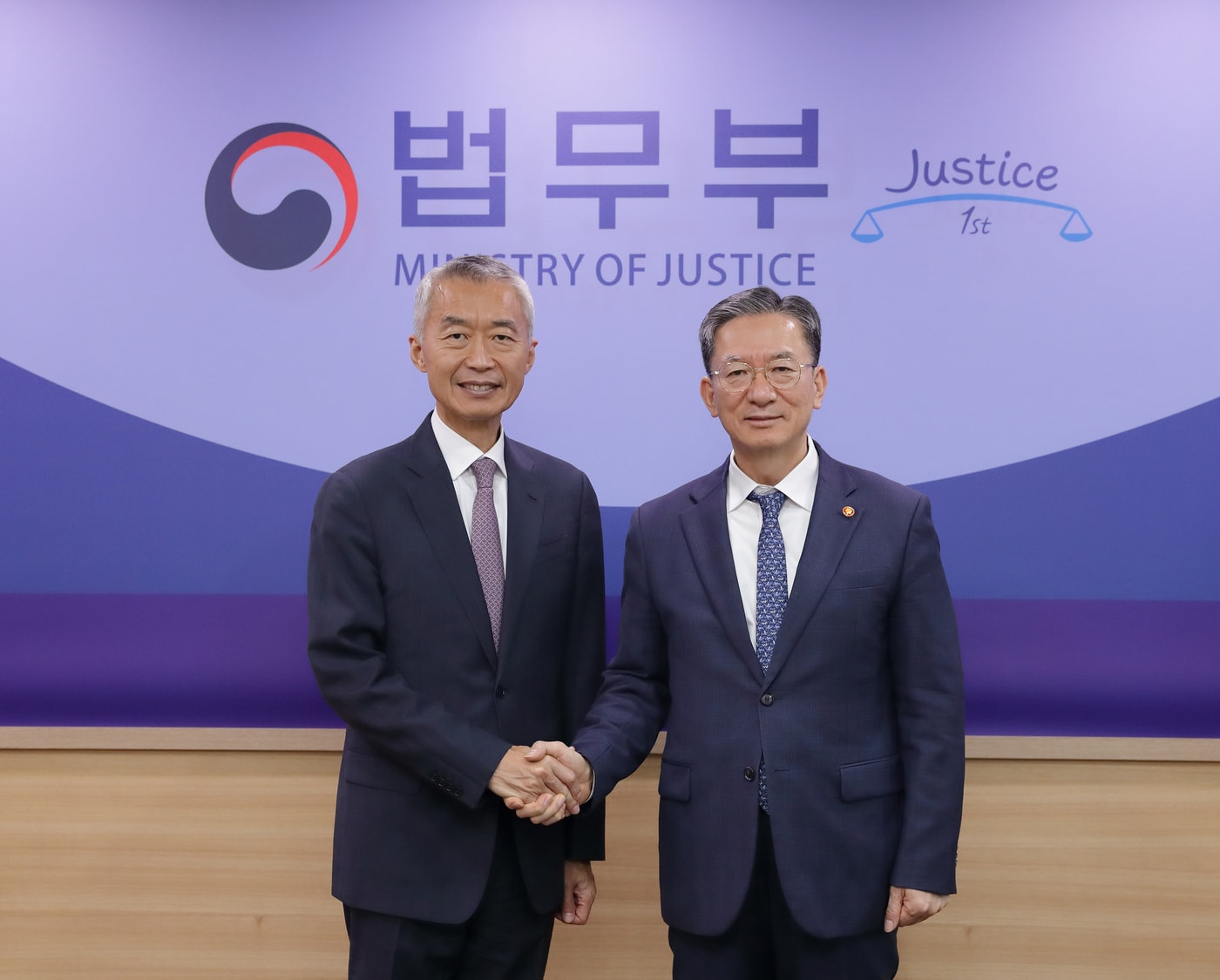 정성호(오른쪽) 법무부 장관과 정창호 전 국제형사재판소 재판관.(법무부 제공)2025.11.11/뉴스1 ⓒ News1