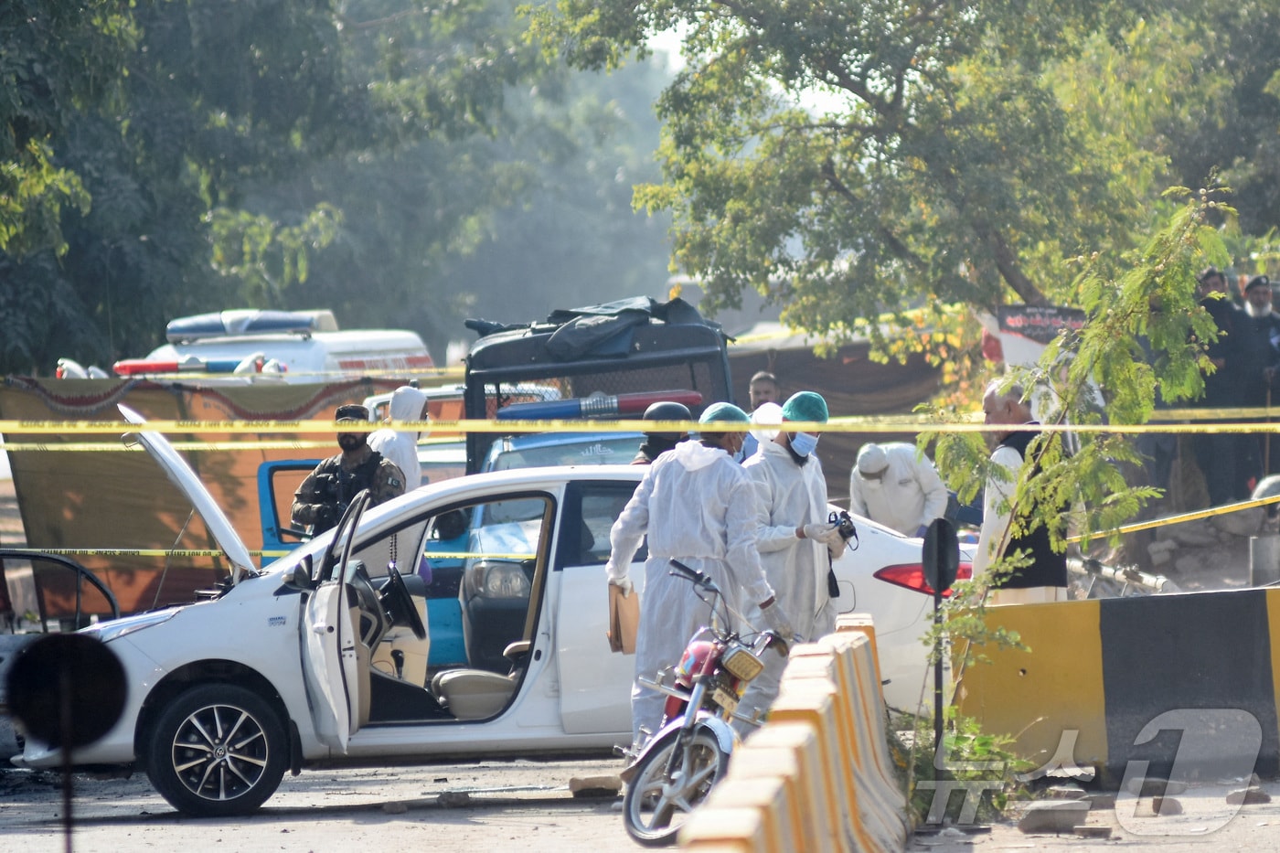 11일 파키스탄 이슬라마바드의 법원 건물 밖에서 발생한 폭발 이후, 포렌식 팀 요원들이 현장에서 작업하고 있다.2025.11.11. ⓒ 로이터=뉴스1