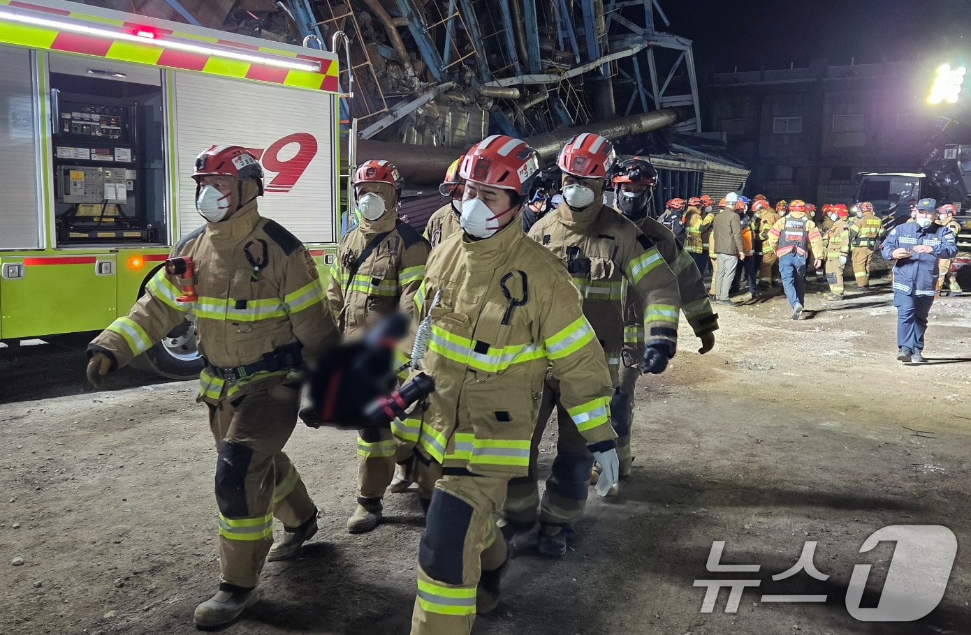 한국동서발전 울산화력발전소 보일러타워 붕괴 사고 엿새째인 11일 소방대원들이 매몰자의 시신을 수습하고 있다. 이로써 이 사고로 인한 사망자는 4명으로 늘었다. (울산소방본부 제공. 재판매 및 DB 금지) 2025.11.11/뉴스1 ⓒ News1 조민주 기자