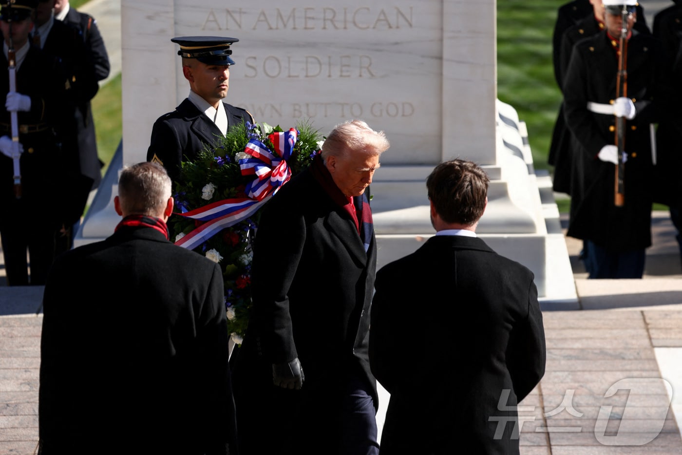도널드 트럼프 미국 대통령이 11일(현지시간) 버지니아주 알링턴 국립묘지에서 열린 '재향군인의 날'(Veterans Day) 행사에서 무명용사의 묘에 헌화하고 있다. 2025.11.11. ⓒ 로이터=뉴스1 ⓒ News1 류정민 특파원
