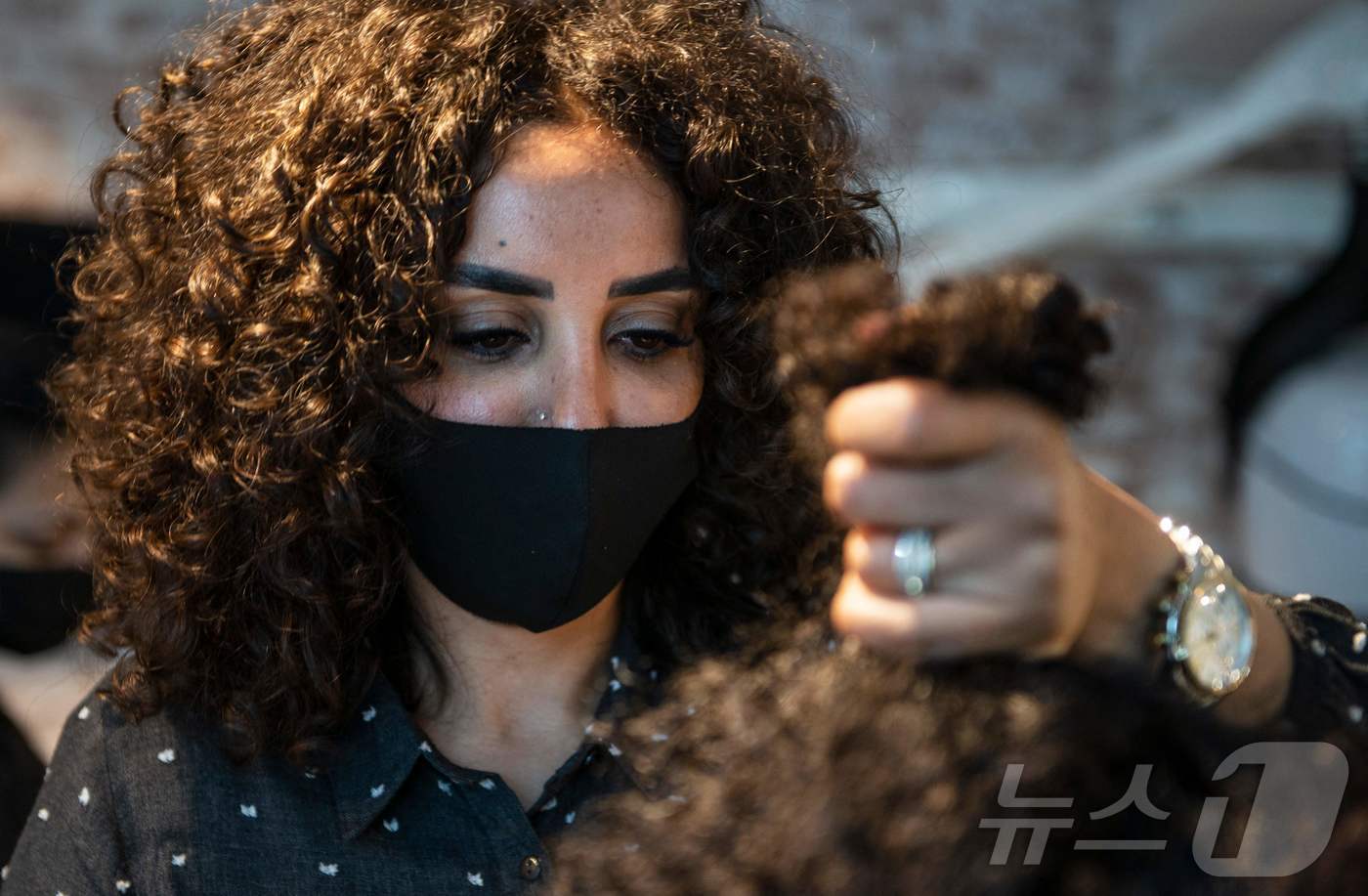 전세계 인구 70% 겨냥...코스맥스, 곱슬머리 시장 도전한 까닭은 - 뉴스 썸네일 이미지