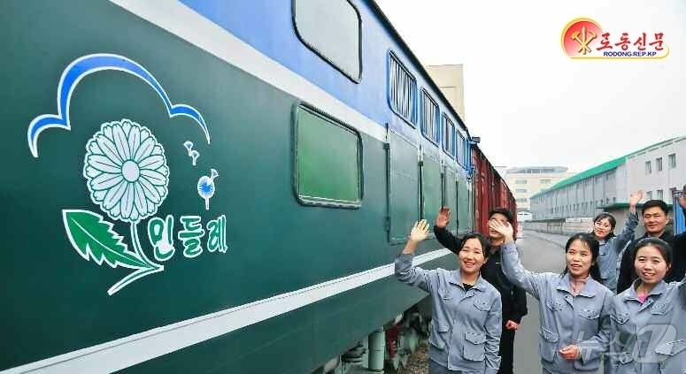 &#40;평양 노동신문=뉴스1&#41; = 북한 노동당 기관지 노동신문은 12일 &#34;조국땅 그 어디서나 전면적 국가 발전의 새 전기가 장엄하게 펼쳐지는 속에 이 세상 가장 숭고한 후대관, 인민관을 지니신 위대한 어버이의 열화같은 사랑을 싣고 각종 운반차, 수송차들이 우리 아이들과 인민을 찾아 달리고 있다&#34;라고 보도했다. [국내에서만 사용가능. 재배포 금지. DB 금지. For Use Only in the Republic of Korea. Redistribution Prohibited] rodongphoto@news1.kr