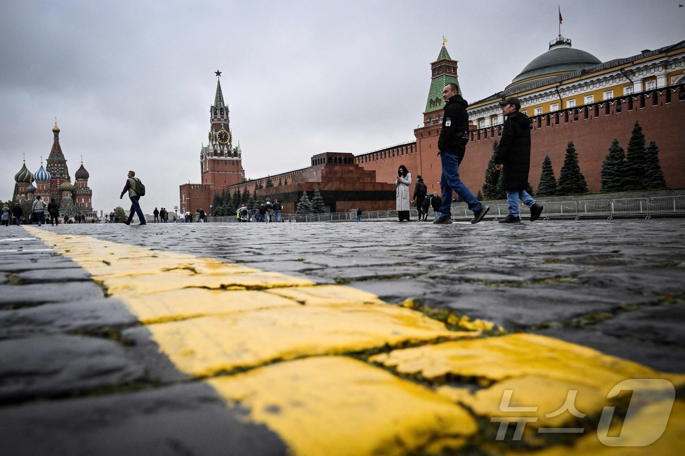 지난달 6일(현지시간) 러시아 모스크바 시내 붉은 광장을 따라 사람들이 걷고 있다. 2025.10.06. ⓒ AFP=뉴스1 ⓒ News1 이정환 기자