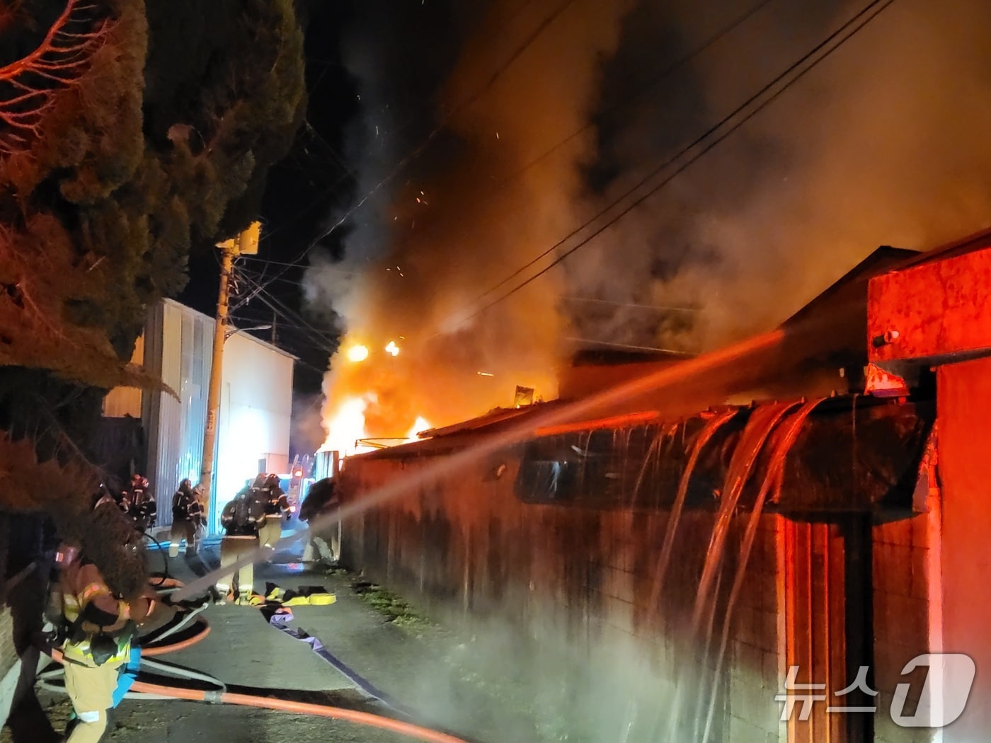 12일 0시45분쯤 경북 경산시 압량읍의 섬유 제조공장에서 불이 나 소방당국이 진화하고 있다.(경북소방본부 제공. 재판매 및 DB 금지)2025.11.12/뉴스1