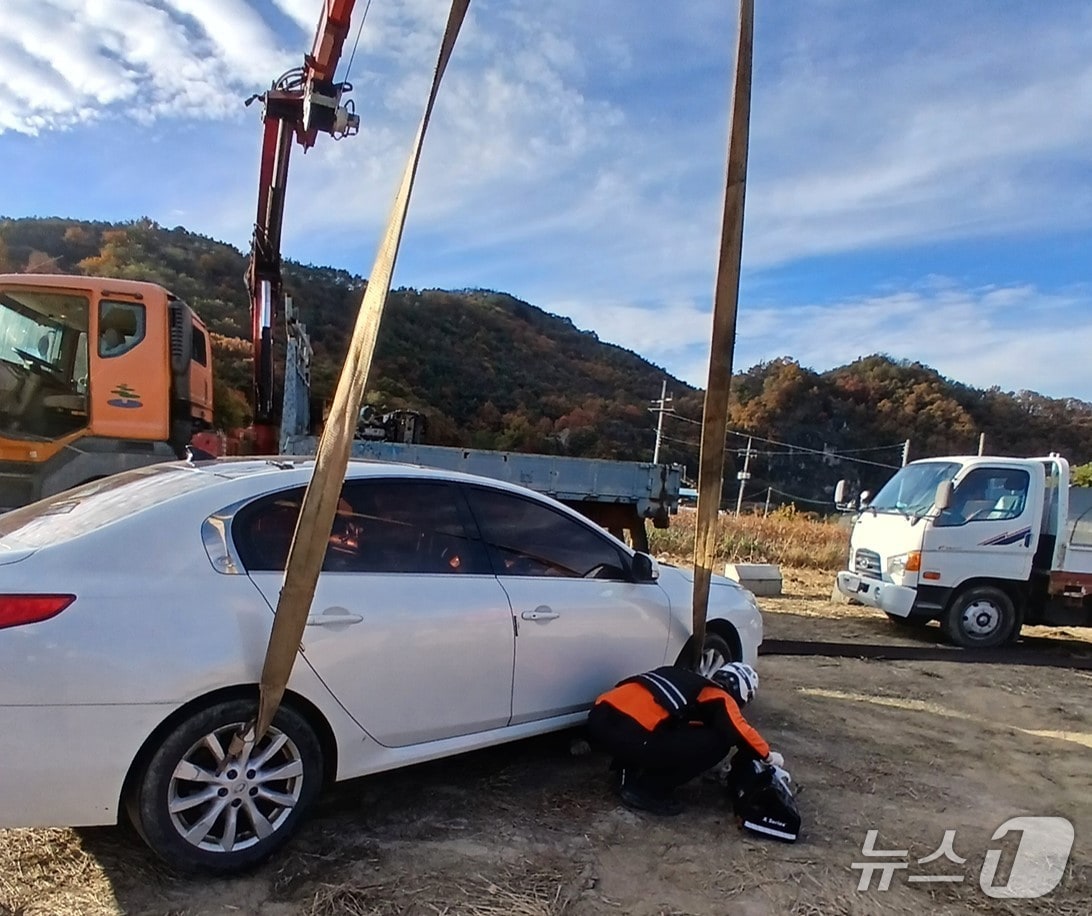 11일 오후 3시24분쯤 경북 안동시 남후면 광음리의 공터에서 크레인으로 승용차를 들어올려 작업하던 중 갑자기 차가 떨어져 사람이 깔리는 사고가 발생했다.(경북소방본부 제공. 재판매 및 DB금지)2025.11.12/뉴스1