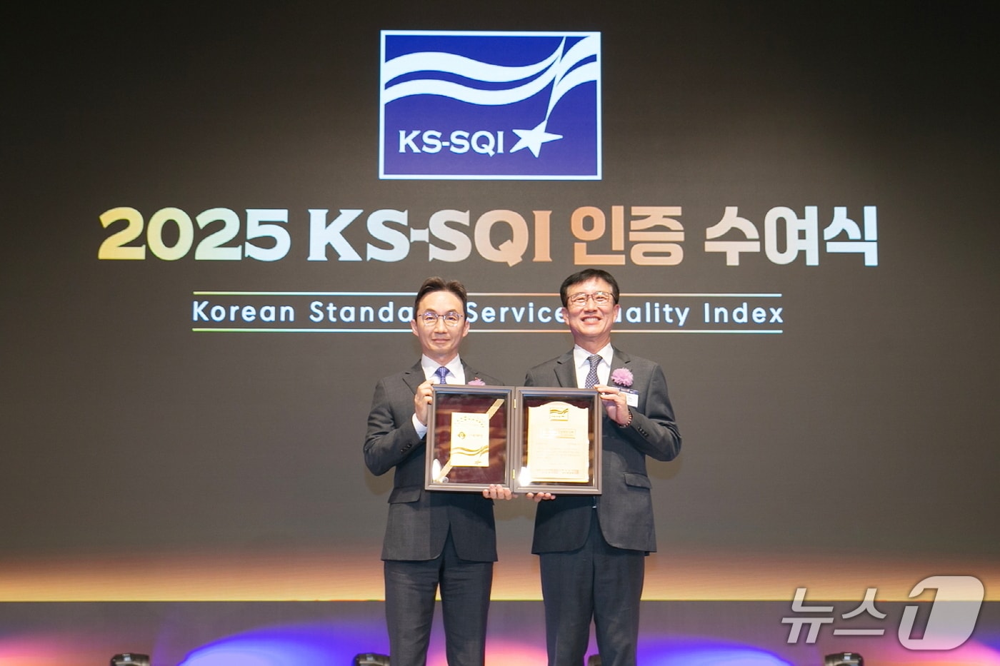 11일 서울 중구 소재 롯데호텔 서울에서 열린 2025 한국서비스품질지수&#40;KS-SQI&#41; 인증 수여식에서 &#40;왼쪽부터&#41; 조근행 롯데렌탈 마케팅부문장과 문동민 한국표준협회 회장이 기념촬영을 한 모습.&#40;롯데렌탈 제공&#41;. 2025.11.11.